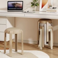 Tabouret empilable en plastique rembourré robuste et durable pour la maison, une chaise de salle à manger luxueuse et haut de gamme.