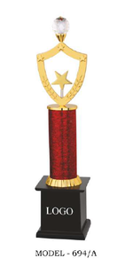 Trophée plaqué or avec colonne rouge et design étoile, modèle 694 A B C, pour récompenses sportives, avec base en bois noir. - Product Image 4
