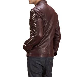 Blouson en cuir clouté marron pour homme 2026, style punk rock motard avec rivets métalliques, coupe ajustée et fermeture éclair frontale - Product Image 2