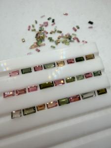 Lot de tourmalines naturelles multicolores taille baguette 6x3-4x2mm 32,50 carats, provenance Mines Africaines, pour la création de bijoux sur mesure, extraies de la Terre, Zehra - Product Image 1