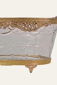 Elegante tazón decorativo de vidrio y metal dorado, ideal para servir bocadillos y como centro de mesa, hecho a mano en India. - Product Image 6