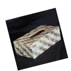 Caja de pañuelos artesanal de conchas marinas hecha a mano en Bali, Indonesia. Caja de pañuelos con motivos artísticos de mosaico de conchas marinas. - Product Image 2