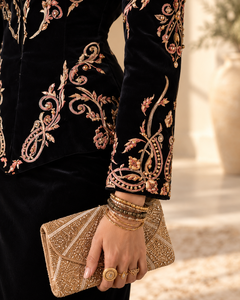 Mishkat Couture Elegante Karakou Argelino MAXI de Terciopelo Negro con Mangas Largas y Parte Inferior con Abertura a Juego, 100% Poliéster para Fiesta - Product Image 3