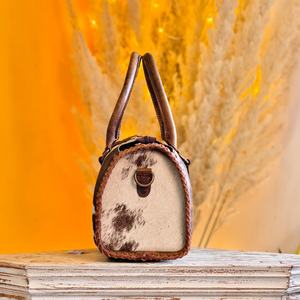 Bolsa de Viaje Ligera de Cuero Genuino Venus Leathers para Mujer, con Diseño Floral y Cierre de Cremallera - Product Image 2