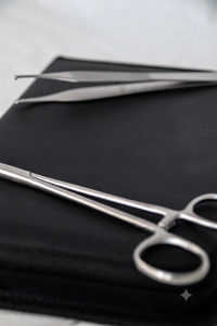 Kit complet de pratique de suture pour étudiants en médecine et en médecine vétérinaire - Coussin en silicone réutilisable avec plaies pré-découpées et double maille, ensemble complet de - Product Image 5
