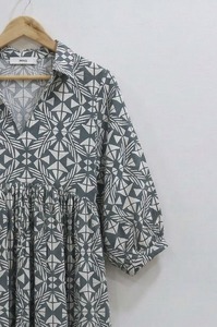 ชุดเดรสผู้หญิงสั่งทำพิเศษ ผ้าฝ้าย 100% ลายดอกไม้ งานแฮนด์เมด เรียบง่าย เอวธรรมชาติ ความยาวปานกลาง สำหรับฤดูร้อน รับผลิตเสื้อผ้า OEM จำนวนมาก - Product Image 5