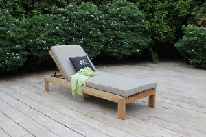 Fauteuil inclinable haut de gamme Elba pour bord de piscine, en teck et avec coussins moelleux - Product Image 5
