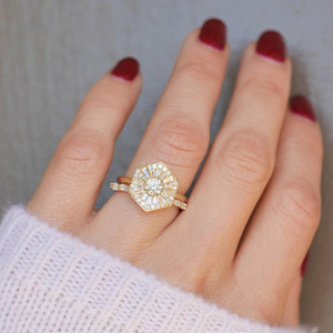 Anillo de Diamantes Cultivados en Laboratorio Art Deco Hexagonal de Oro Amarillo de 14K - Product Image 2