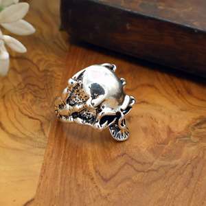 Anillo de calavera de latón estilo retro punk para hombre |   Joyería Gótica de Esqueletos para Motociclistas al por Mayor |   Anillo de Metal Pesado con Cabeza de Fantasma - Product Image 4