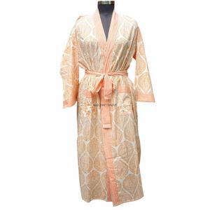 Bata de dormir de algodón 100% puro de la India, fina, estampada a mano, con cuello en V y cinturón, de longitud completa, con estampado animal/floral para mujer. - Product Image 1