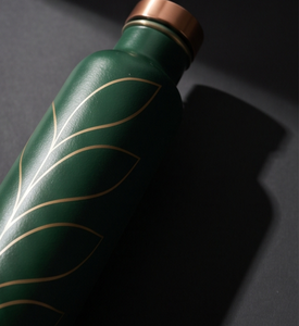 Botella de Agua de Cobre Pintada con Esmalte Ayurvédico Premium, Diseño Artístico de Follaje, Botella Deportiva Metálica a Prueba de Fugas, Fabricante OEM - Product Image 2