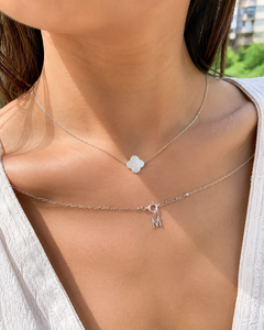 Collar con Colgante de Trébol de Cuatro Hojas Geométrico Chapado en Rodio S925, Perlas de Agua Salada, Joyería Minimalista Moderna, Regalo para Uso Diario - Product Image 3