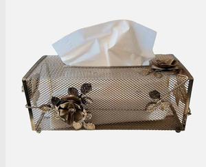 Boîte à mouchoirs en métal doré à motifs floraux, idéale pour la table, les réceptions, la salle à manger, le salon et la décoration des occasions festives - Product Image 1