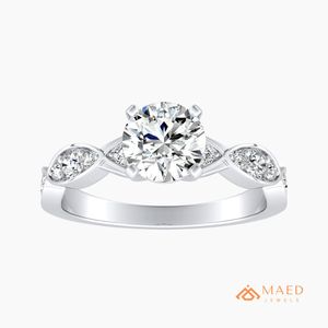 แหวนหมั้นมอสซาไนต์ทรงกลม เงินแท้ 925 ประดับเพชรด้านข้างแบบ Pave Band แหวนแต่งงาน ดีไซน์คล้ายเพชร - Product Image 1