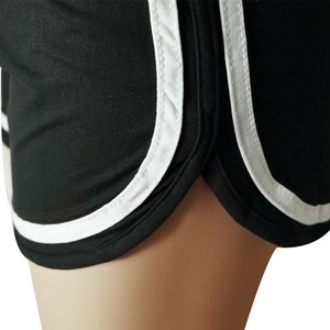 Shorts Deportivos Antideslizantes para Mujer, Shorts Deportivos Negros con Cintura Ajustable con Cordón, Corte Holgado, Cintura Media, con Ribete Blanco - Product Image 3