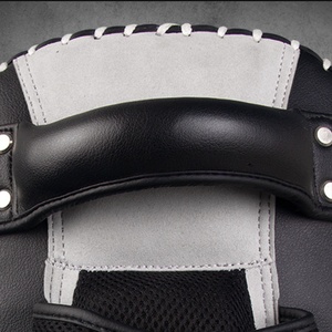 แผ่นรองมวยไทยจากโรงงานโดยตรง ผลิตจากวัสดุ PU และหนัง  ออกแบบและพิมพ์โลโก้ได้ตามต้องการ - Product Image 5