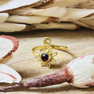 Nouvelles bagues en grenat au design optimal, bagues bohèmes en laiton pour femmes, plaquées or 18 carats, bijoux soleil céleste, design vague délicate, vente en gros/OEM/ODM - Product Image 1