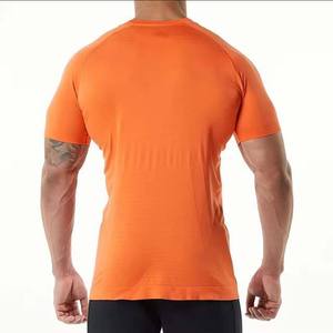 เสื้อยืดคอกลมแขนสั้นสีส้มสำหรับผู้ชาย ทรงเข้ารูป สีพื้น สปอร์ต ผ้าถัก แห้งเร็ว โพลีเอสเตอร์ 100% - Product Image 2