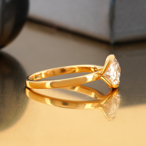 Anillo de Compromiso Solitario con Bisel de Diamante Cultivado en Laboratorio de Corte Ovalado de 2.00 CT, Oro Amarillo/Blanco de 14K Minimalista, Claridad VS1, Corte VVS2 - Product Image 3