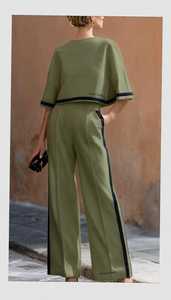 Conjunto de 2 Piezas para Mujer en Verde Oliva, Top Holgado con Cuello Redondo y Pantalones Anchos con Rayas Laterales - Product Image 4