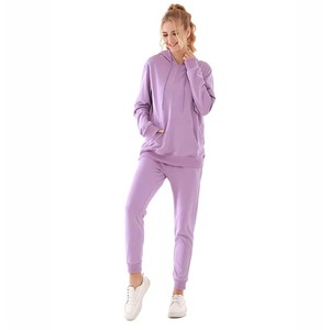 ชุดเซ็ตเสื้อครอปฮู้ดดี้และกางเกงขาสั้นออกกำลังกายสำหรับผู้หญิง แฟชั่นฤดูใบไม้ร่วงปี 2026 รับผลิตแบบ OEM พร้อมปักโลโก้ตามสั่ง - Product Image 2