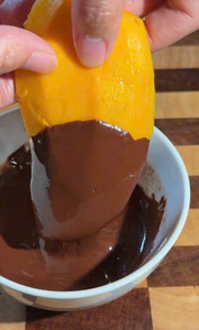 Rodajas de Mango Seco Orgánico Cubierto de Chocolate con Nueces, Bocadillos de Fruta Gourmet, Dulces Golosinas, Rodajas de Mango Conservadas en Agua - Product Image 3