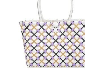 Bolso y cartera de mano de plástico tejido multicolor, hecho a mano, para uso diario informal, elegante, para mujer, ideal para la playa, vacaciones de verano, bolso de hombro. - Product Image 3