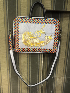Sac fourre-tout brodé à la main avec motif chat jaune et oiseau, bordure géométrique colorée, style adulte pour femmes, provenant du Gujarat - Product Image 5