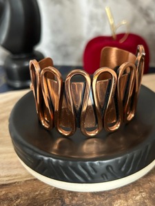 Brazalete de Cobre Hecho a Mano con Diseño Grabado Redondo, Estilo Antiguo, Unisex, Artesanía Metálica Hecha en India, Requisitos Personalizados, Coleccionable - Product Image 3