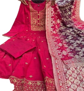 Vestido de Novia Étnico Indio de Invierno, Estilo Anarkali, con Bordado Intenso y Lentejuelas, Salwar Kameez, Corte Ajustado, Modal y Seda, Gran Venta - Product Image 3