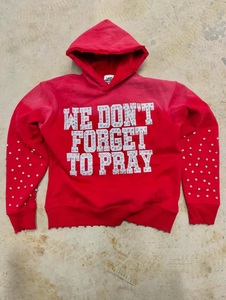 Sudadera con Capucha Roja Personalizada con Estampado de Letras de Pedrería 'No Olvidamos Rezar', Unisex, Informal, para Otoño, de Felpa y Algodón, Corte Regular - Product Image 1