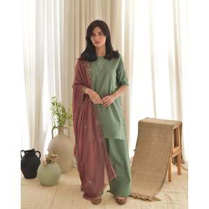 เสื้อครีปดีไซน์เนอร์สำหรับงานปาร์ตี้ แขนสามส่วน พร้อมกางเกงและผ้าคลุมไหล่ - Product Image 2