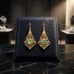Pendientes de Latón con Ónix Verde |   Pendientes colgantes con gemas en tono dorado |   Joyería de Latón al por Mayor - Product Image 5