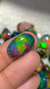 พลอยโอปอลสีดำเอธิโอเปียทรงรีแบบหลวม  แสดงสีสันสวยงาม เหมาะสำหรับทำเครื่องประดับ - Product Image 1