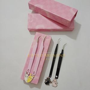Pinzas para Extensión de Pestañas con Punta Dentada de Acero Inoxidable y Llaveros Personalizados con Recorte de Corazón - Herramienta de Belleza con Recubrimiento en Polvo Rosa/Negro - Product Image 2