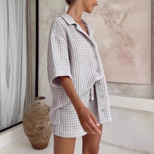 Ensemble décontracté 2 pièces pour homme été 2026 : Chemise à manches courtes boutonnée en maille gaufrée texturée et short assorti à cordon de serrage - Product Image 3