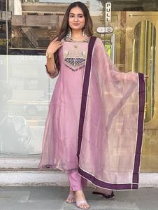Traje Anarkali de Rayón Rosa con Estampado Digital y Dupatta, Ropa Tradicional India y Pakistaní para Mujer, Casual, para Todas las Temporadas, Corte Regular, Largo hasta el Tobillo - Product Image 1