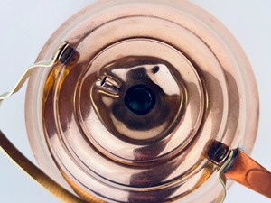 Théière traditionnelle haut de gamme plaquée cuivre avec longue becquetée élégante, poignée latérale décorative, couvercle intégré, design ventru et design haut de gamme - Product Image 6