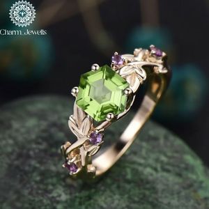 Bague de fiançailles Charm_Jewells pour femme en or 18 carats avec moissanite taille coussin certifiée IGI 3 grammes, motif végétal vintage, sertie à griffes - Product Image 1