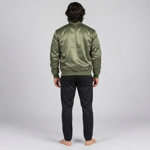 Veste en satin pour homme de haute qualité, conçue avec un tissu satiné léger, texture lisse, coupe confortable et style moderne. - Product Image 3