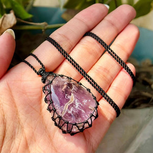 สร้อยคอจี้หินอะเมทิสต์ทำมือ รูปทรงหยดน้ำสีม่วง เชือกสีดำ สไตล์โบโฮ เครื่องประดับเพื่อการบำบัด - Product Image 3
