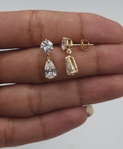 Boucles d'oreilles pendantes à deux pierres en or massif 14 carats avec diamants de laboratoire de 2,60 carats, taille poire et ronde, pour femme, idéales pour les occasions festives - Product Image 1