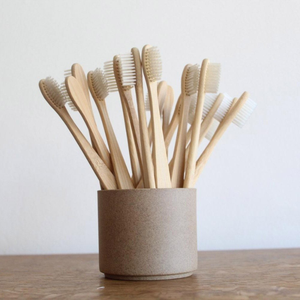 Cepillo de dientes de bambú biodegradable ecológico con mango suave de fácil agarre Características naturales de larga duración para uso familiar en hoteles - Product Image 1