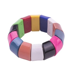Bracelet en résine acrylique coloré 2026, géométrique, mignon, unisexe, bijoux de mode élégants et tendance en résine pour femme - Product Image 1