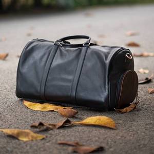 Bolsa de Viaje Clásica de Cuero Negro con Panel Lateral Marrón, Gran Capacidad, Sistema de Transporte con Asa - Bolsa de Cuero - Product Image 4