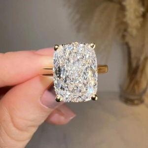 Anillo de Compromiso con Diamante de Corte Cojín Alargado, Diamante Creado en Laboratorio en Oro Amarillo de 14K con Certificado IGI para Mujer - Product Image 1