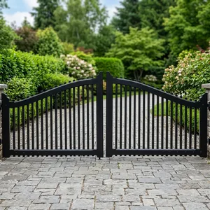 Puerta de Entrada Doble Abatible de Metal Negro Resistente y Moderna con Parte Superior Arqueada y Barras Verticales para Seguridad en Entradas de Jardines y Casas - Product Image 3