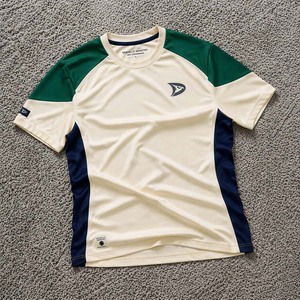 T-shirt de performance personnalisé en coton à manches courtes pour le pickleball, avec empiècements émeraude aux épaules et inserts bleu marine - Product Image 1