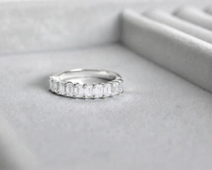 Bague d'éternité en or blanc plaqué rhodium avec diamants de laboratoire taille baguette sertis à griffes, certifiée IGI, pour mariage et anniversaire - Product Image 5