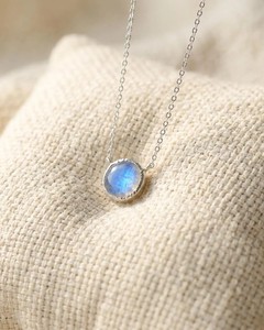 Collar con Colgante de Piedra Lunar, Cristal Natural con Destello Azul, Joyería Minimalista Boho de Lujo, Piedra Energética Curativa, Regalo para Mujer - Product Image 1